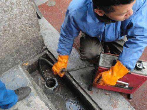 三更罗镇疏通下水道