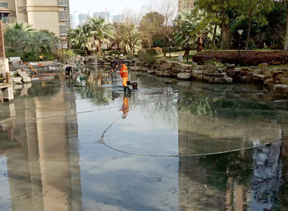 三更罗镇景观池淤泥清理