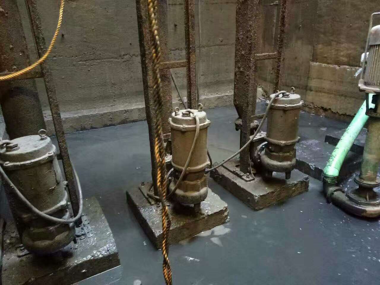 三更罗镇污水池清理