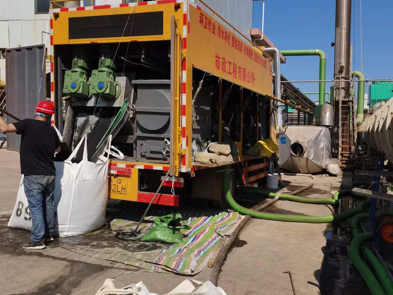 三更罗镇淤泥压干处理